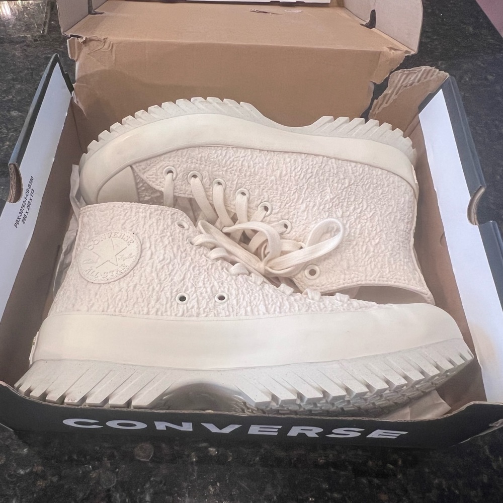 Converse Chuck Taylor Allstar Lugged 2.0 Desert camo sneaker boot in white